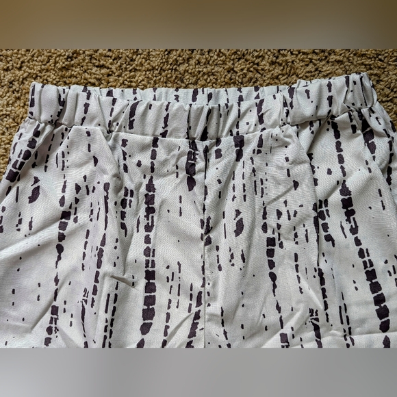 NWOT Women's XL Pants, White W/Dark Grey Pattern, Elastic Waist, Angled Pockets - Picture 2 of 9